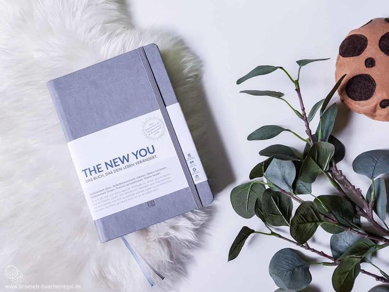 The New You Buch in Grau in Verpackung Banderole